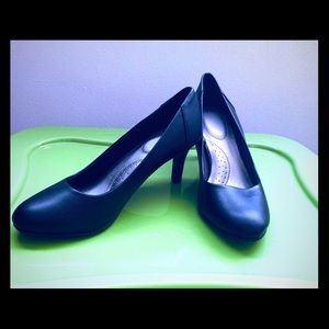 Time & Tru Black Pumps